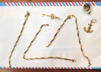 Bị giật dây chuyền-1