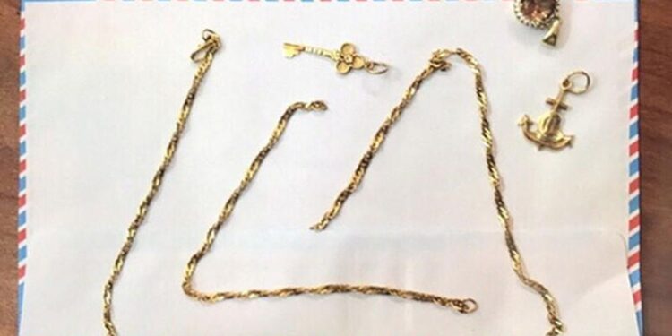 Bị giật dây chuyền-1