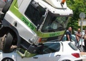 Ô tô kẹp chết người-1