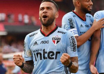 Dani Alves-tin-bong-da-1