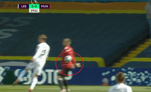 MU thoát phạt đền-tin-bong-da-3