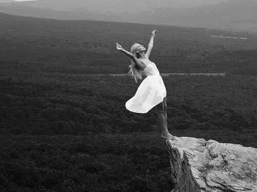 Nằm mơ rơi xuống vực sâu là điềm gì? Nên đánh số mấy?